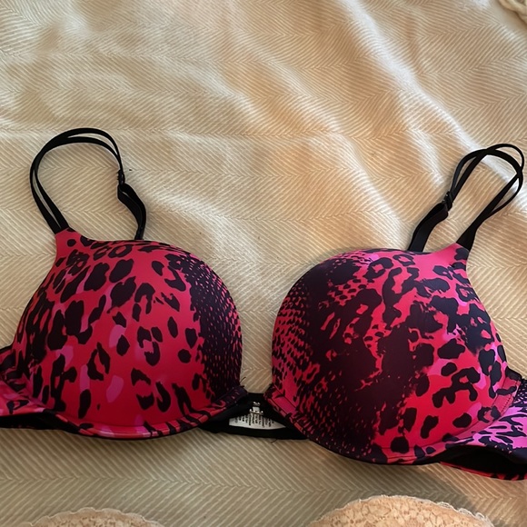 4 bras for 80 dollars size vary: 32b,34b,36b - Picture 5 of 5